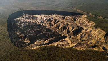 Craterul Poarta Iadului din Siberia