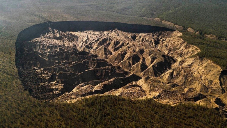 Craterul Poarta Iadului din Siberia