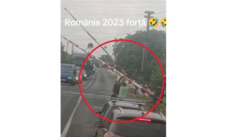 De-a râsul-plânsul. Șoferi nevoiți să ridice cu mâna barierele de la calea ferată, după ce acestea s-au blocat