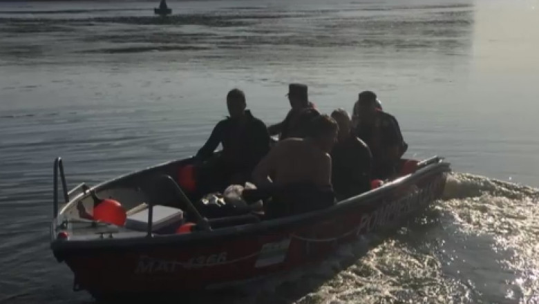 Scafandri, bărci cu sonar, pompieri, mobilizaţi pentru căutarea unui bărbat într-un lac de acumulare. El a fost găsit în faţa blocului