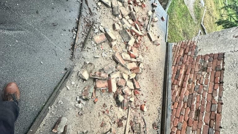 Sute de case au fost avariate în Ghioroc, în apropiere de epicentrul cutremurului din județul Arad.
