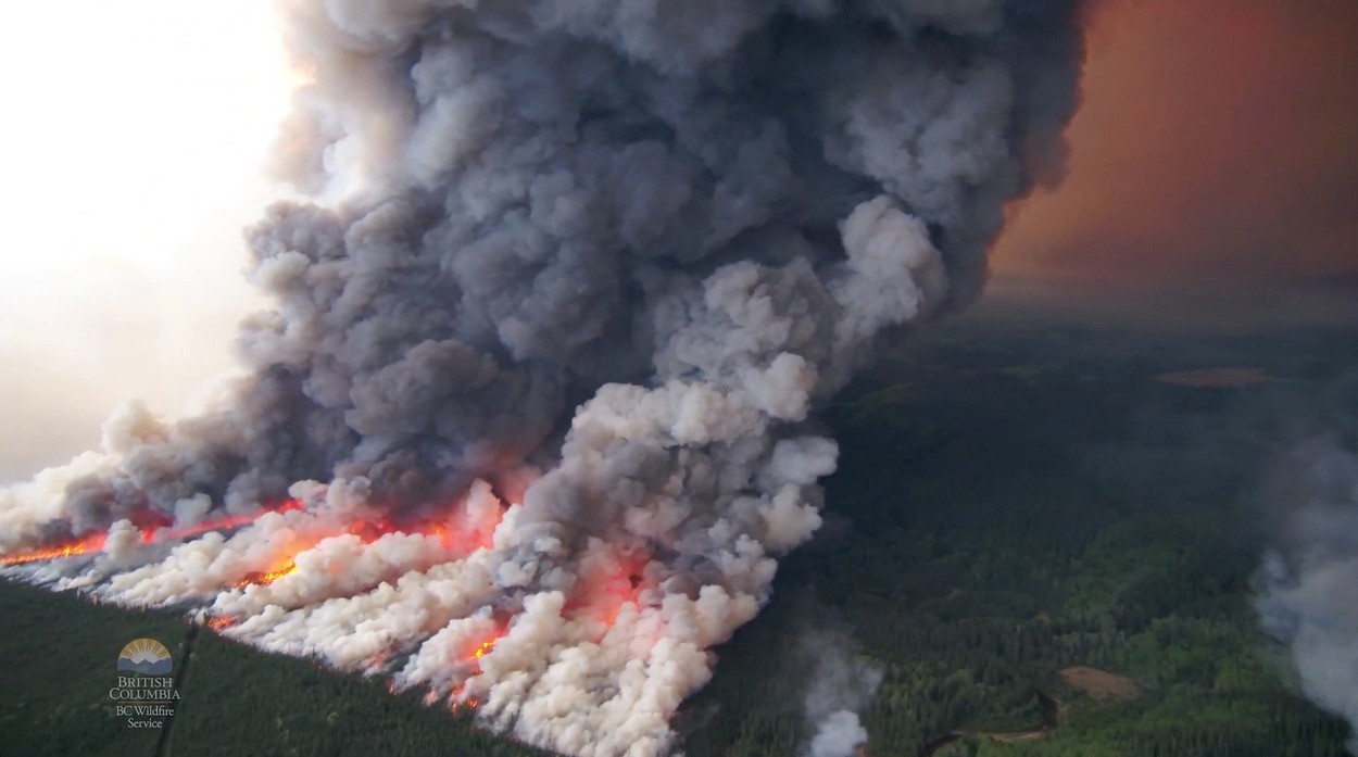 Care este cauza incendiilor de proporții care au făcut ravagii în Canada. Explicațiile experților: „Este neobișnuit”