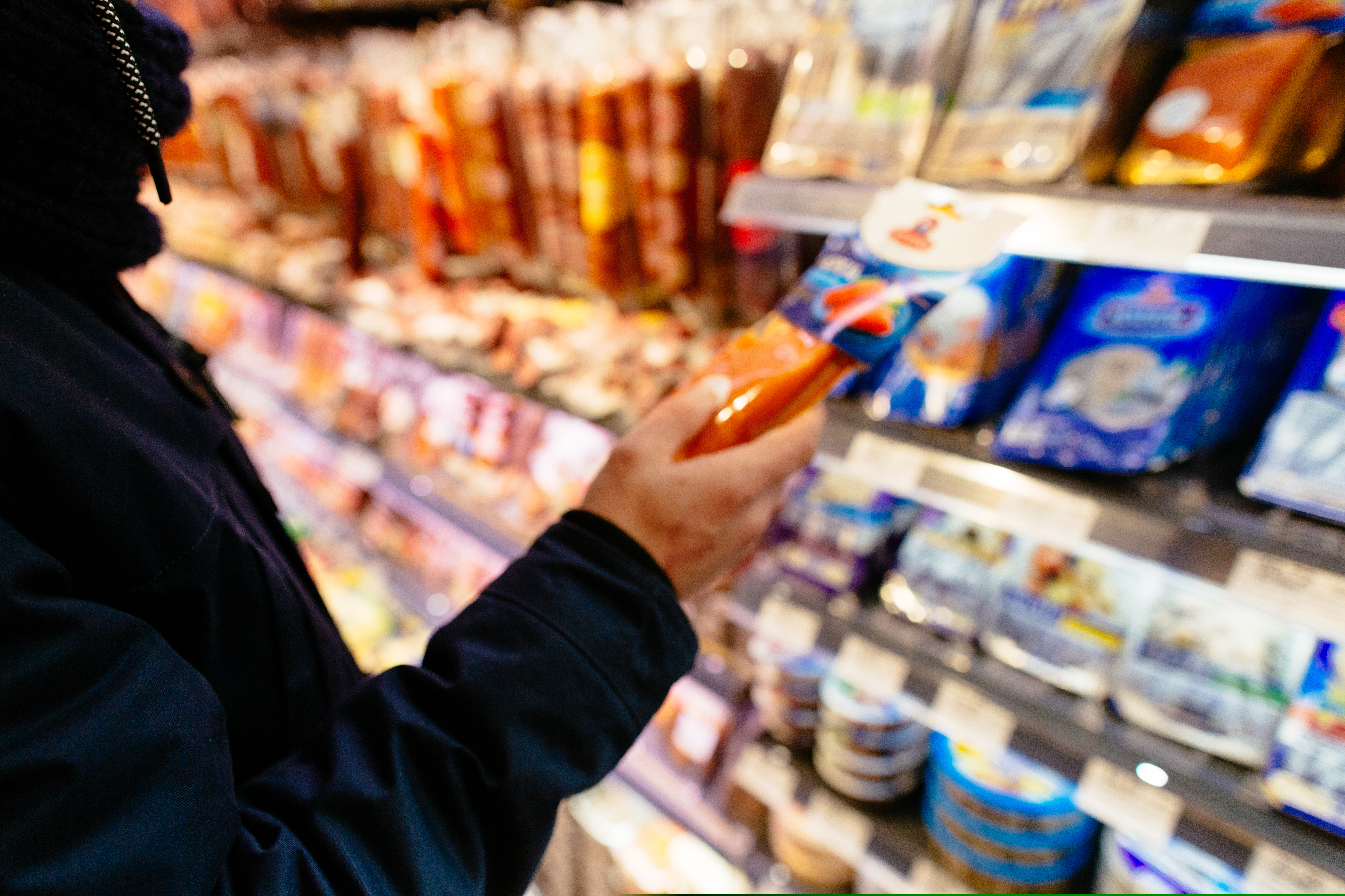 Un magazin din Covasna, amendat, după ce a vândut produse alimentare expirate de doi ani. Ce alte nereguli au fost descoperite