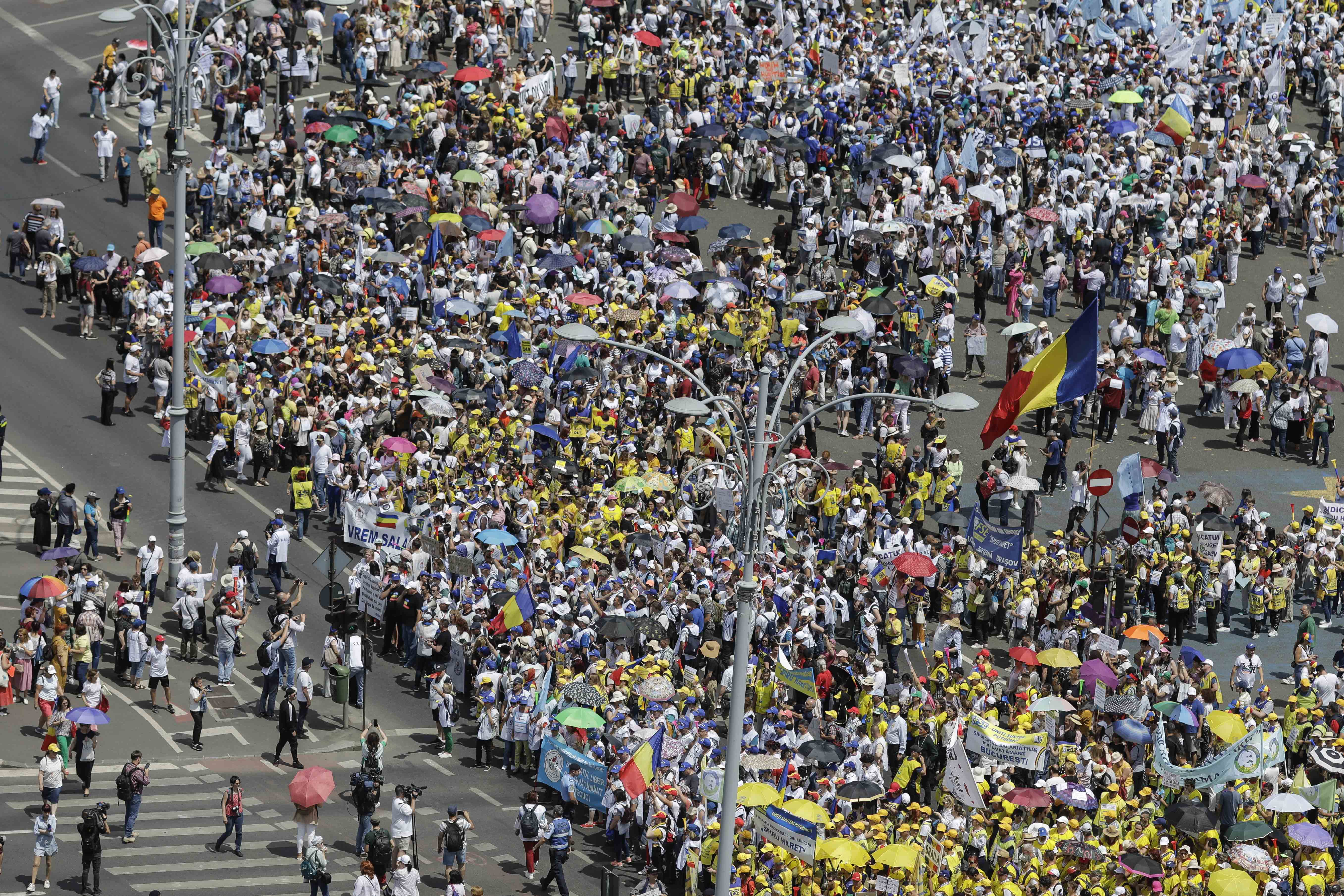 Mii de profesori au protestat în Capitală. „Am venit aici pentru România Educată pe care ne-a promis-o distinsul prim-dascăl”