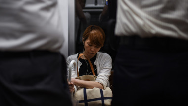 femeie la metroul din Tokyo