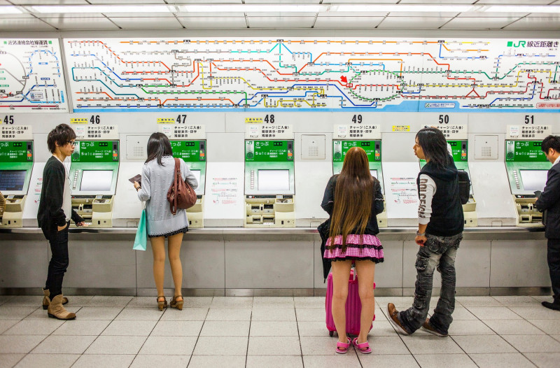 călători într-o stație de metrou de la Tokyo