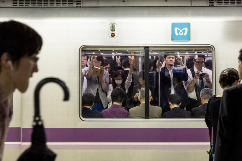 aglomerație în metroul de la Tokyo