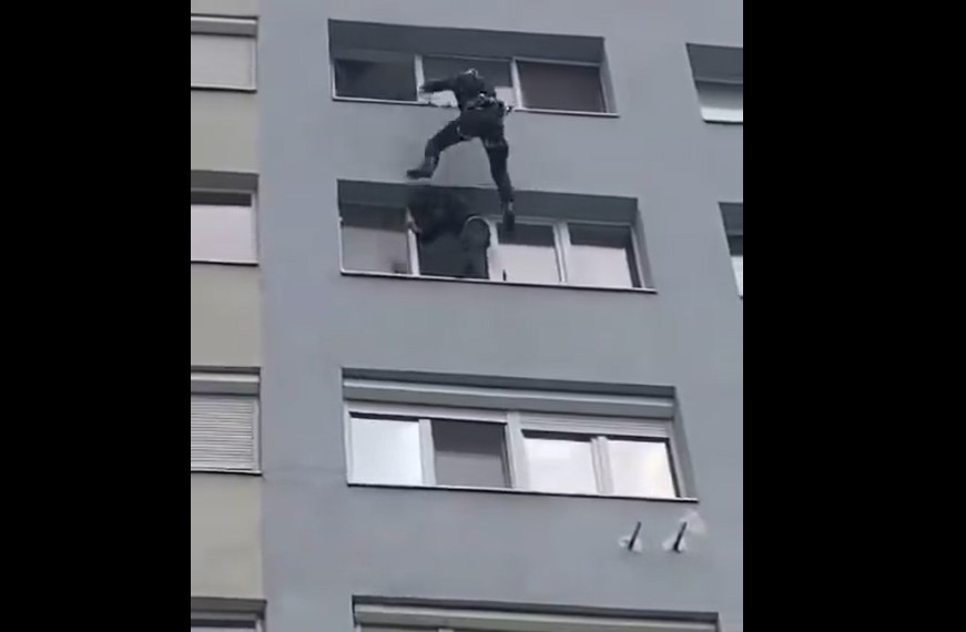 VIDEO Momentul când este salvat subofițerul MApN care a amenințat că sare de la etajul 7. S-a speriat de alpinist și a fost imobilizat