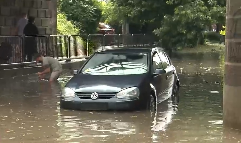 VIDEO. Apă până la genunchi pe străzile din Timișoara, după o rupere de nori
