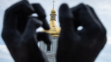 O statuie care înfățișează două mâini legate și care reprezintă prizonierii de război ucraineni este amplasată în fața unei biserici din Kiev, pe 27 mai 2023.