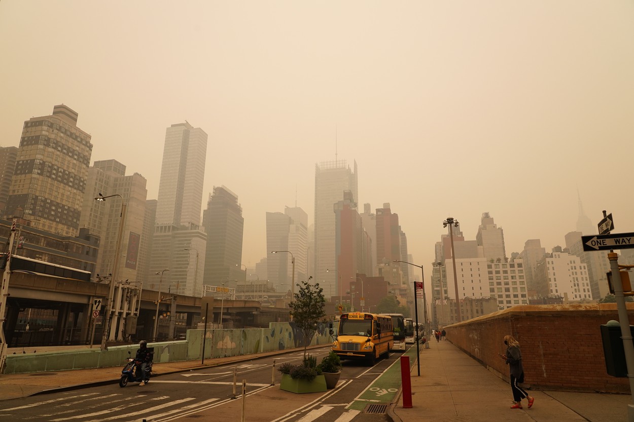 Fumul toxic care a acoperit New York, în urma incendiilor din Canada, ar fi putut scurta viața oamenilor cu o oră. Ce spun specialiștii