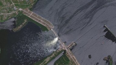 apa se revarsa din barajul Nova Kahovka dupa explozie