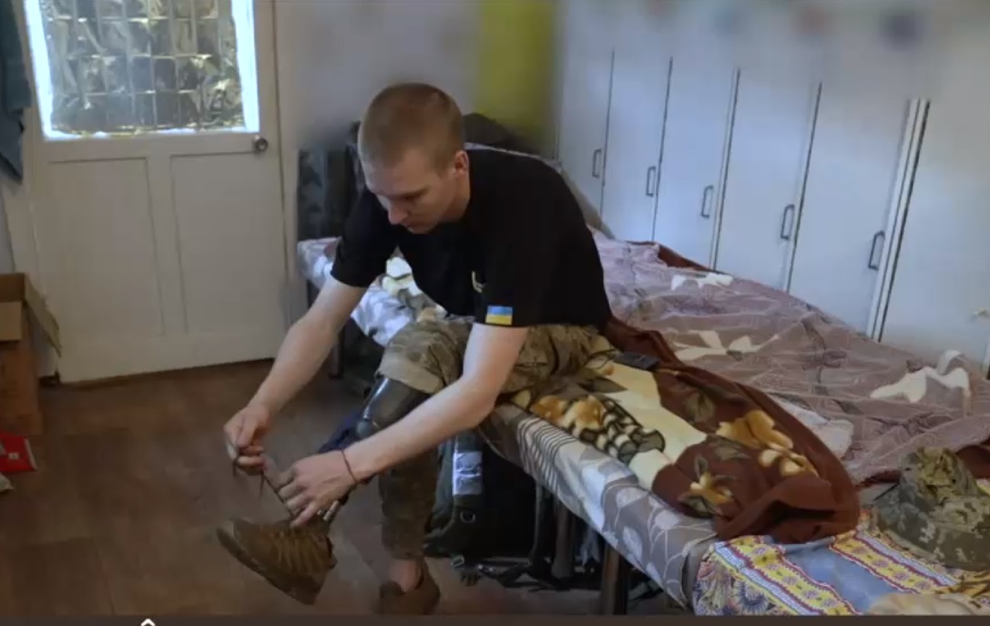 Povestea soldatului ucrainean care și-a pierdut un picior, dar s-a întors în prima linie: „Simt multă furie, o dorință de răzbunare”