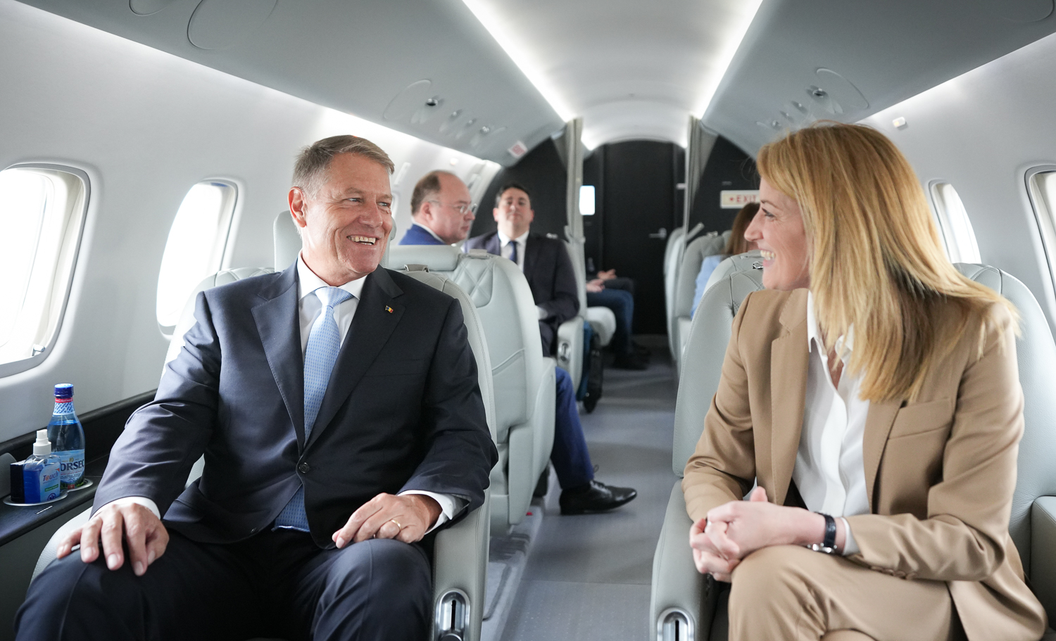 Iohannis zboară alături de Roberta Metsola, la Summitul CPE: E un moment oportun să arătăm că Republica Moldova nu e singură