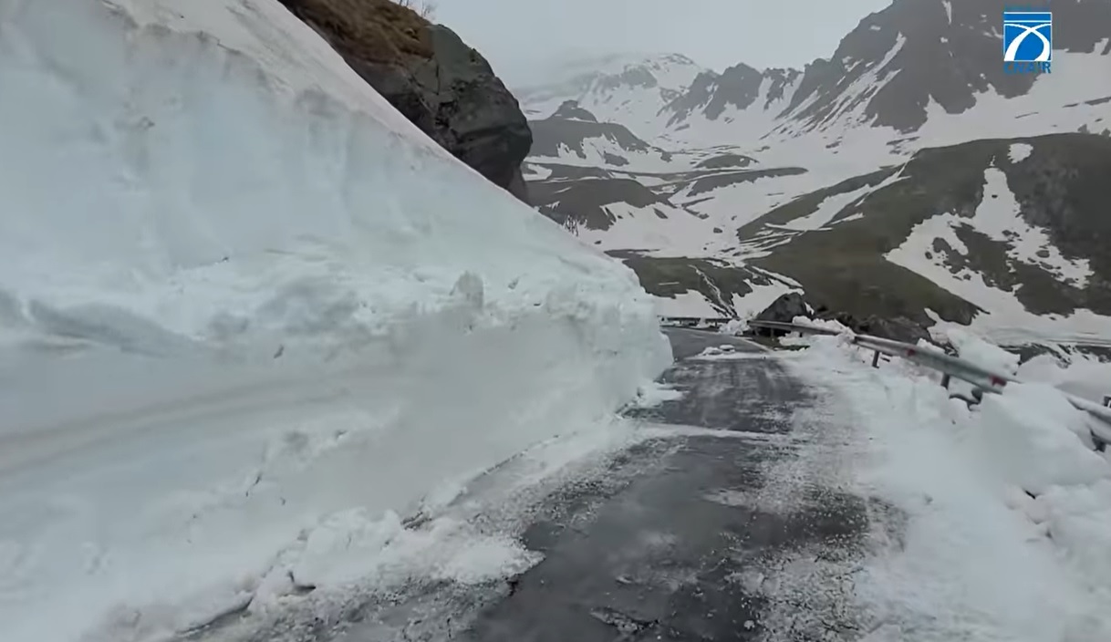Iarnă pe Transfăgărășan. Cum arată cel mai spectaculos drum din România la început de vară și când ar putea fi redeschis