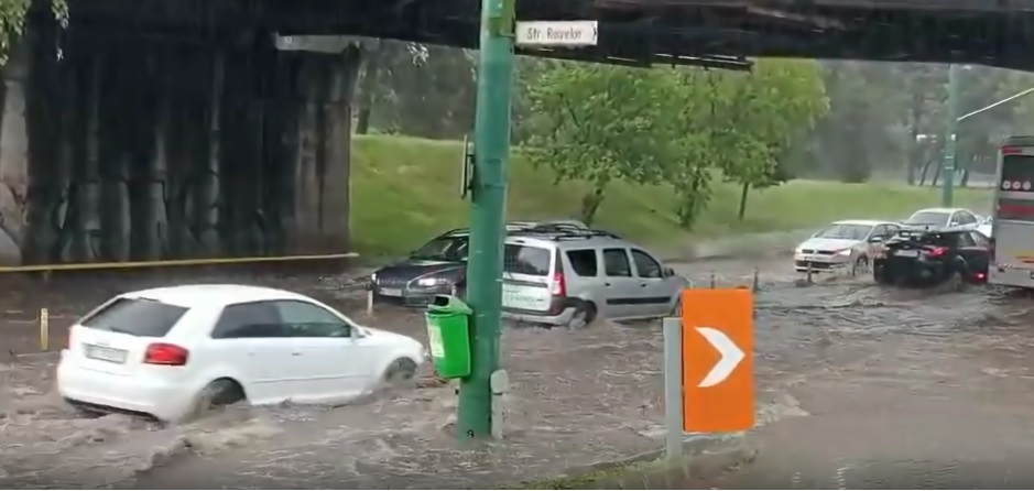 Drum plin cu apă după o rupere de nori în Brașov. 17 județe, sub cod galben de furtuni, grindină și vijelii