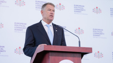 Președintele României Klaus Iohannis susține declarații de presă în Republica Moldova, pe 1 iunie 2023.