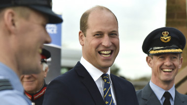 prințul William al Marii Britanii râde cu doi piloți RAF