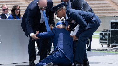 Președintele SUA Joe Biden este ajutat să se ridice de pe o scenă din Colorado, SUA, după ce a căzut pe 1 iunie 2023.