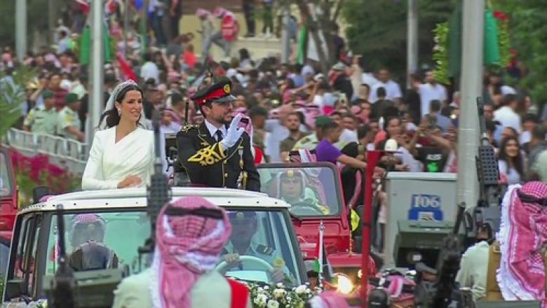 Prinţul moştenitor al Iordaniei Hussein bin Abdullah al II-lea s-a căsătorit cu Rajwa Alseif, o arhitectă saudită.