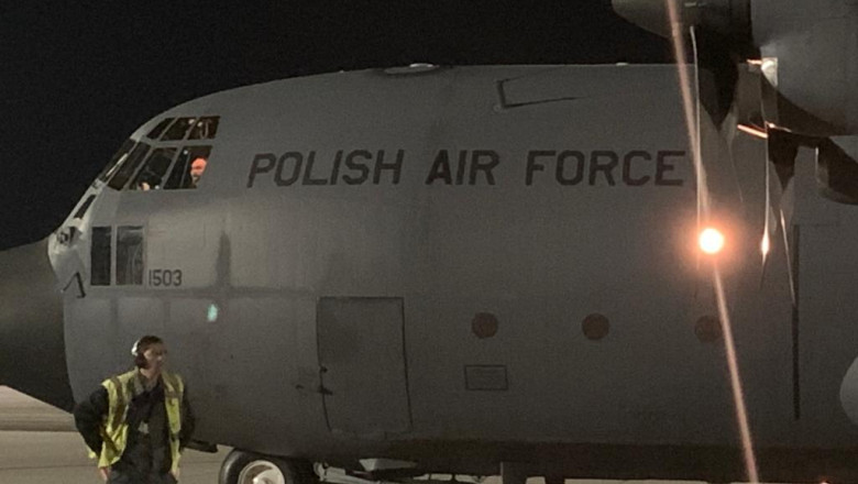 Un avion polonez care transportă arme și muniții staționează pe pista unui aeroport din Republica Moldova pe 1 iunie 2023.