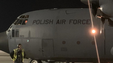 Un avion polonez care transportă arme și muniții staționează pe pista unui aeroport din Republica Moldova pe 1 iunie 2023.