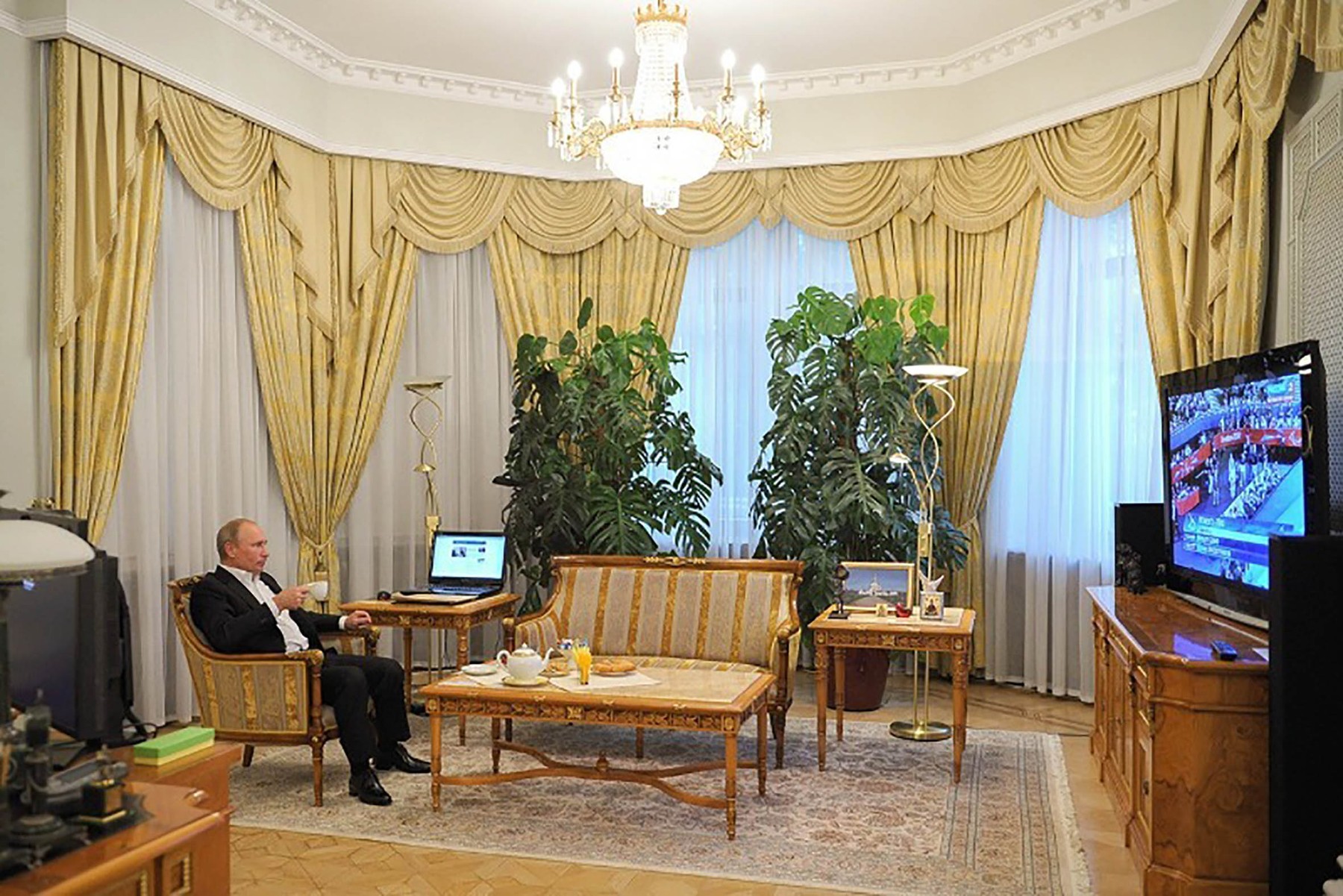 Schemele dubioase prin care Vladimir Putin le-a cumpărat case de lux fiicelor sale și fostei soții