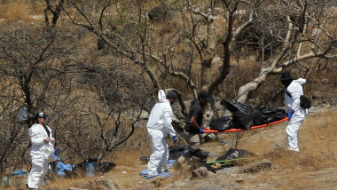 anchetatori la locul gasirii unor saci cu resturi umane in mexic