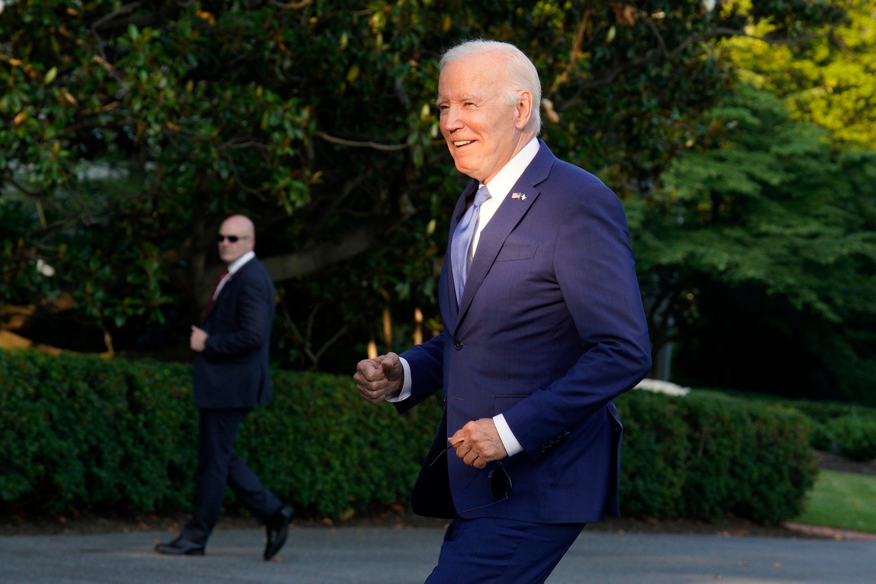 „Am fost subminat”. Președintele Joe Biden glumește pe seama căzăturii sale. Reacția surprinzătoare a lui Donald Trump