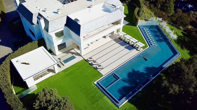 Jennifer Lopez and Ben Affleck have splashed out $60.9 million on a Beverly Hills mansion