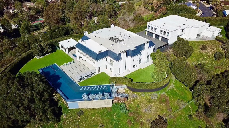 Jennifer Lopez and Ben Affleck have splashed out $60.9 million on a Beverly Hills mansion