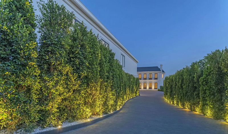 Jennifer Lopez and Ben Affleck have splashed out $60.9 million on a Beverly Hills mansion