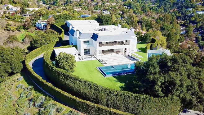 Jennifer Lopez and Ben Affleck have splashed out $60.9 million on a Beverly Hills mansion