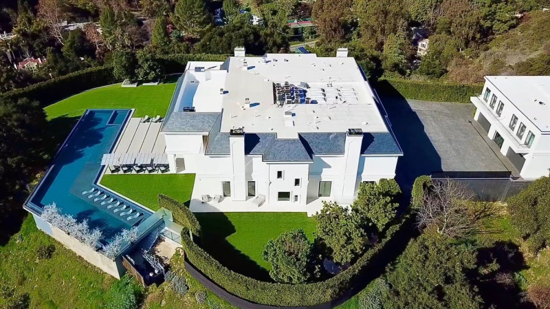 Jennifer Lopez and Ben Affleck have splashed out $60.9 million on a Beverly Hills mansion