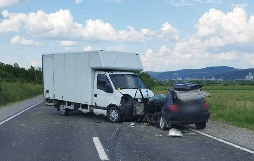 Bărbat rănit grav după ce a intrat cu maşina într-o camionetă. El a fost preluat de un elicopter SMURD