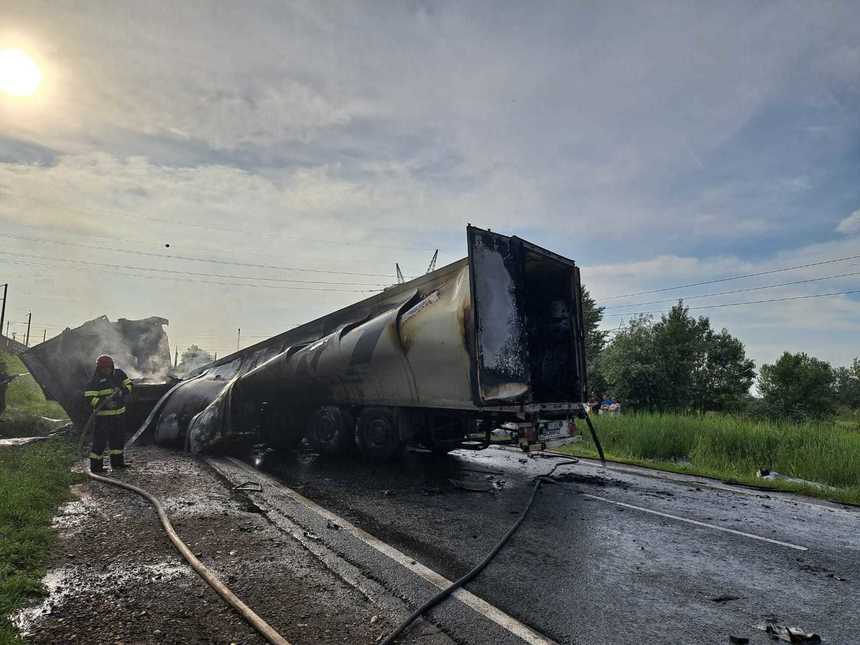 Accident cu o camionetă care transporta cereale, urmat de incendiu, pe DN25. Circulația în zonă este blocată