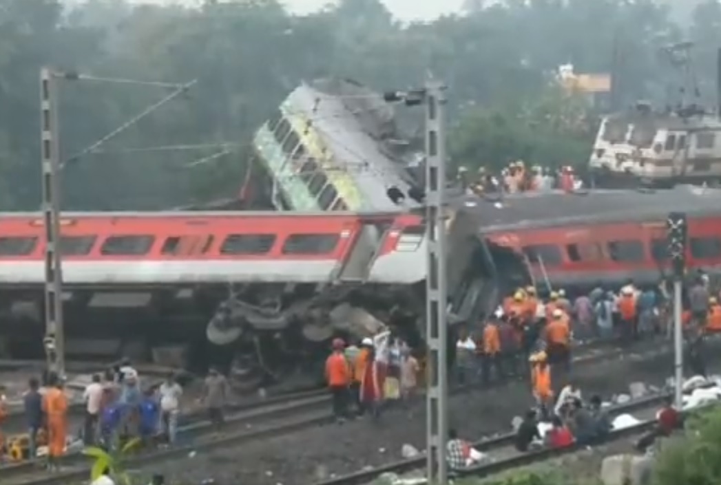 Tragedie în India. Peste 200 de morți și 900 de răniți după ce două trenuri de pasageri s-au ciocnit