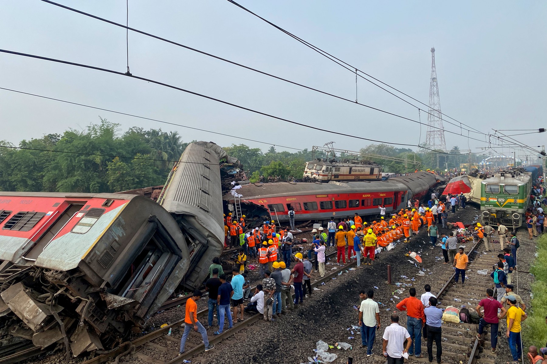 Cum s-a produs cel mai grav accident feroviar din India: Muncitorii au făcut greșit legăturile la o barieră de cale ferată (raport)