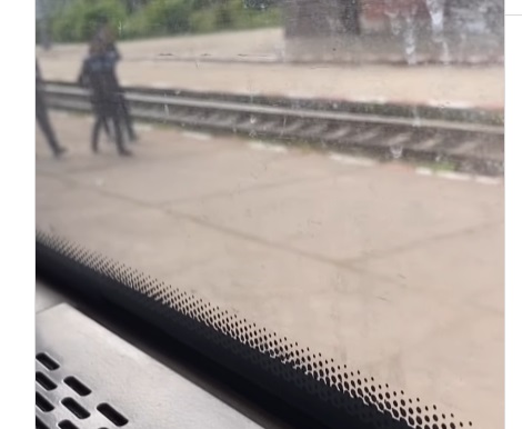 "O bag în cimitir, îi dau foc la casă". O femeie a oprit un tren spre București când a auzit cum un bărbat își amenința iubita