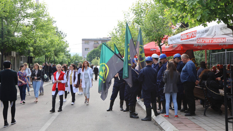 persoane cu steaguri verzi cu negru în nordul Kosovo