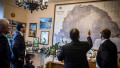 Viktor Orban arată cu degetul spre o hartă a Ungariei Mari de pe un perete