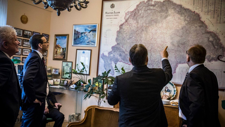 Viktor Orban arată cu degetul spre o hartă a Ungariei Mari de pe un perete