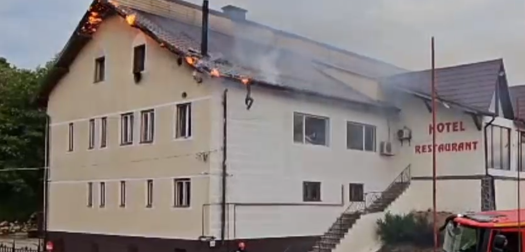 Incendiu la un hotel din județul Brașov. Oamenii din interior s-au autoevacuat