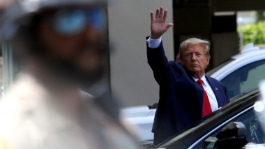 Fostul președinte SUA Donald Trump face cu mâna la ieșirea din tribunalul din Miami unde a fost pus sub acuzare pe 13 iunie 2023.