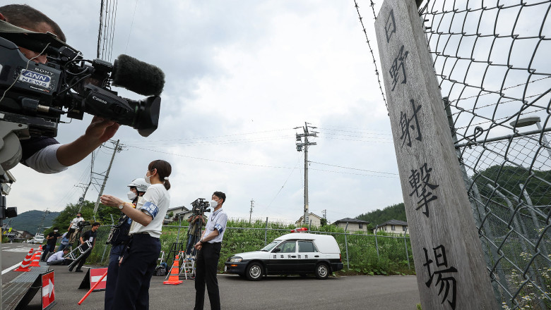 cameramani și reporteri filmează la locul incidentului din Gifu, Japonia