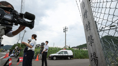 cameramani și reporteri filmează la locul incidentului din Gifu, Japonia