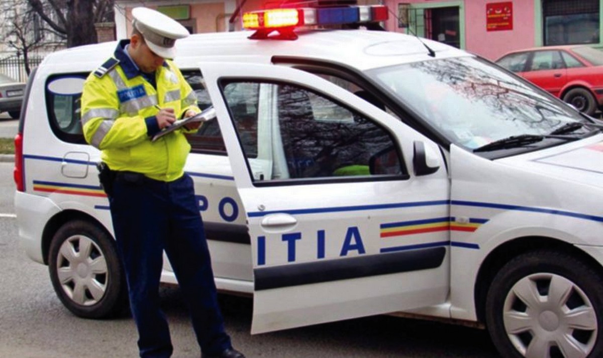 Accident pe Bulevardul Uverturii din Capitală: patru răniți după ce două mașini s-au ciocnit, iar una a ajuns pe trotuar