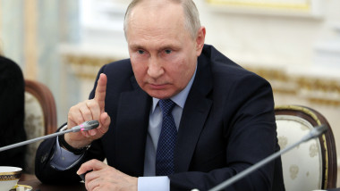 Putin cu degetul arătător ridicat
