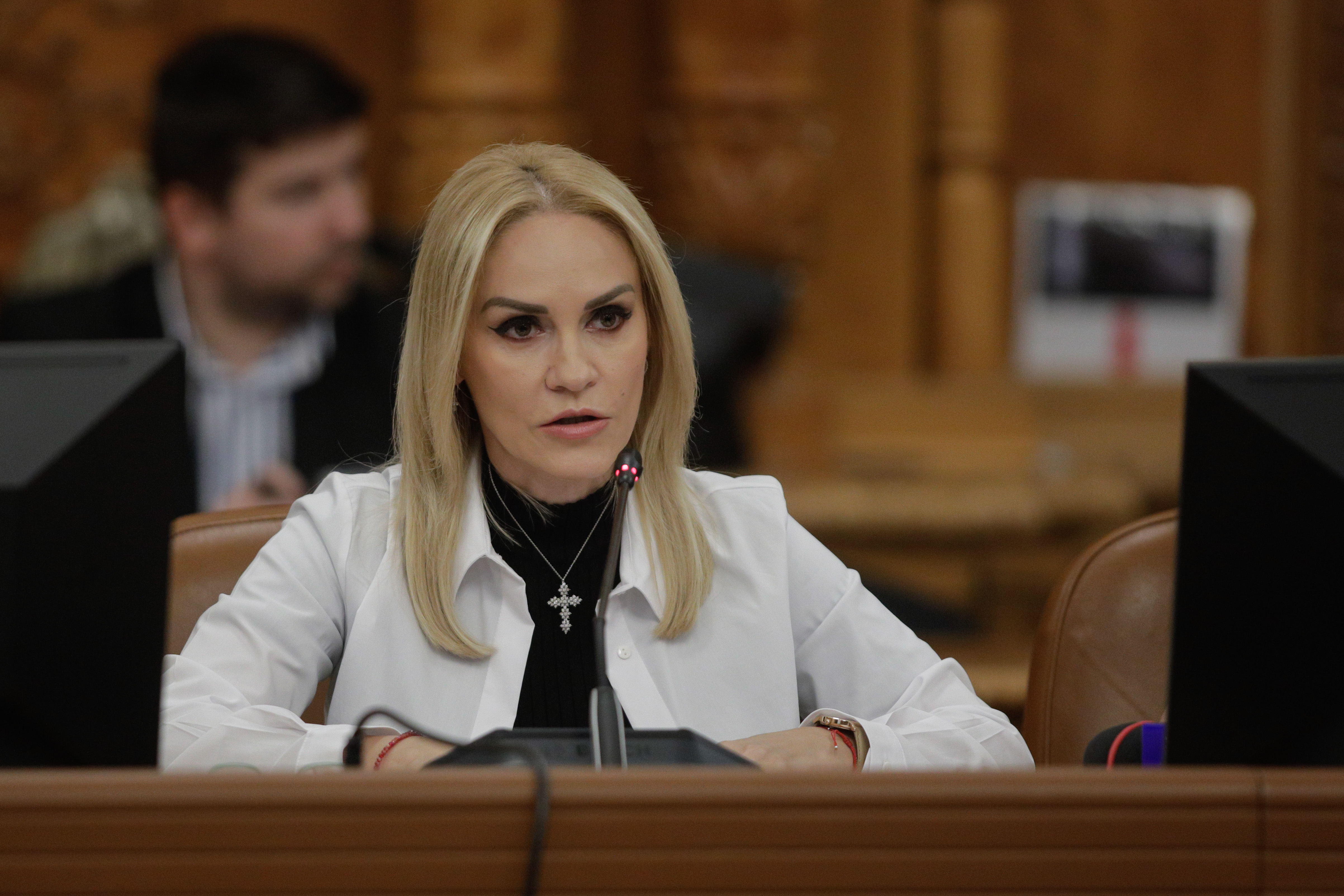 Consiliera Gabrielei Firea implicată în scandalul azilelor s-a suspendat din minister pe durata anchetei
