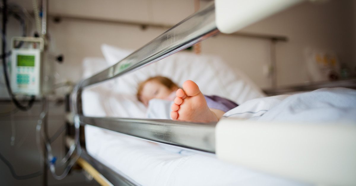 Fată de 11 ani, adoptată, în stare gravă la spital
